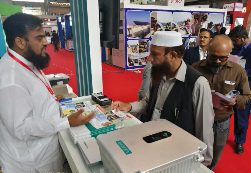 zahlreiche Besucher kamen zum VEICHI-Stand und viele von ihnen zeigten großes Interesse an VEICHI-Produkten