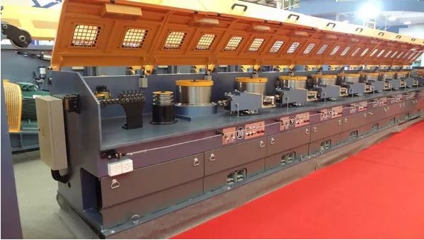 Die Drahtziehmaschine ist ein wichtiges Gerät für die Metalldrahtproduktion und hauptsächlich zum Ziehen des Metalldrahts in Filamente verschiedener Spezifikationen.